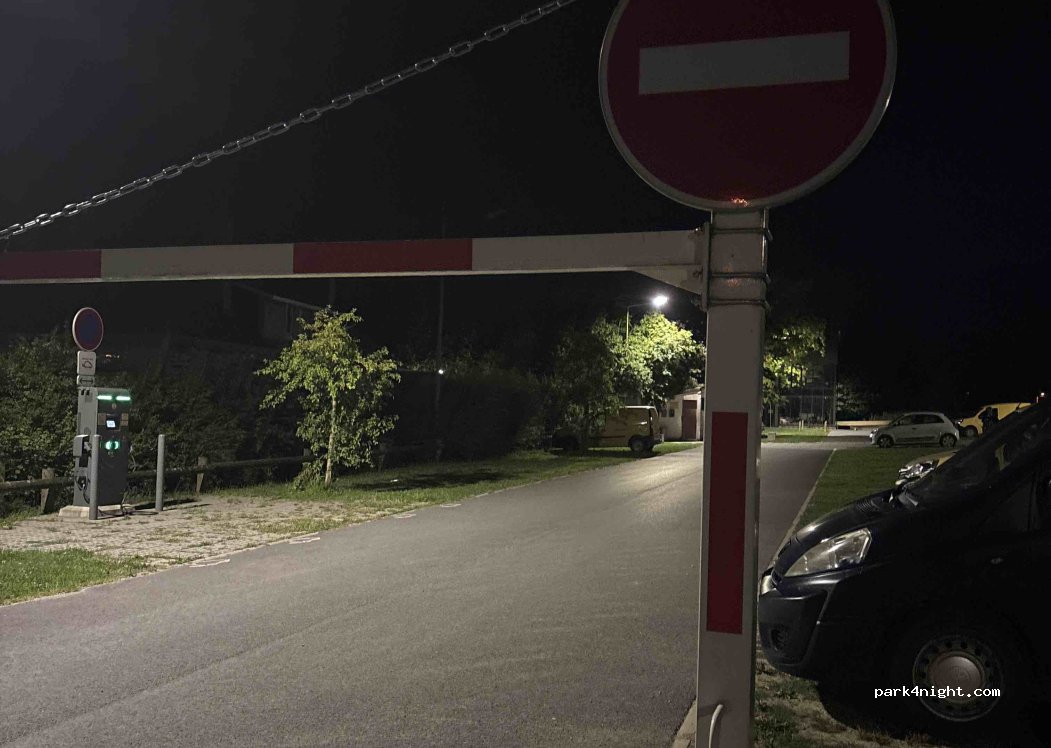 Aire d'accueil Camping Car du Champ de Foire — foto 5