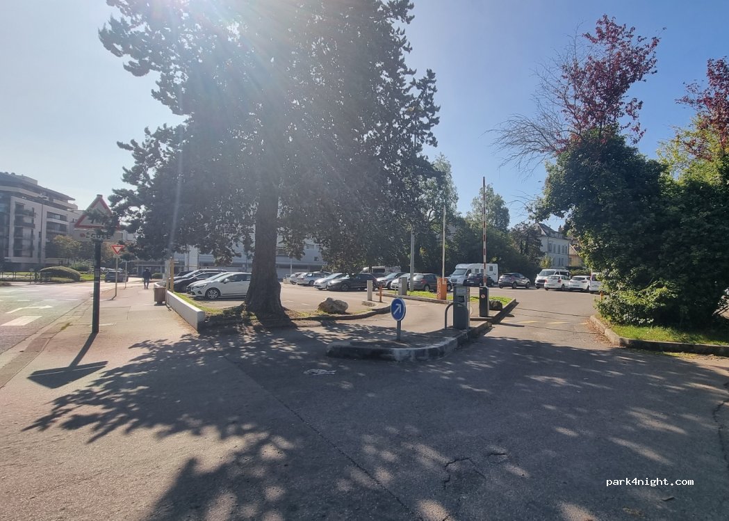 (74000) Annecy - 2 Place Henri Dunant — foto