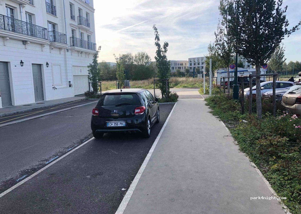 (77700) Serris - Cours du Rhin — foto