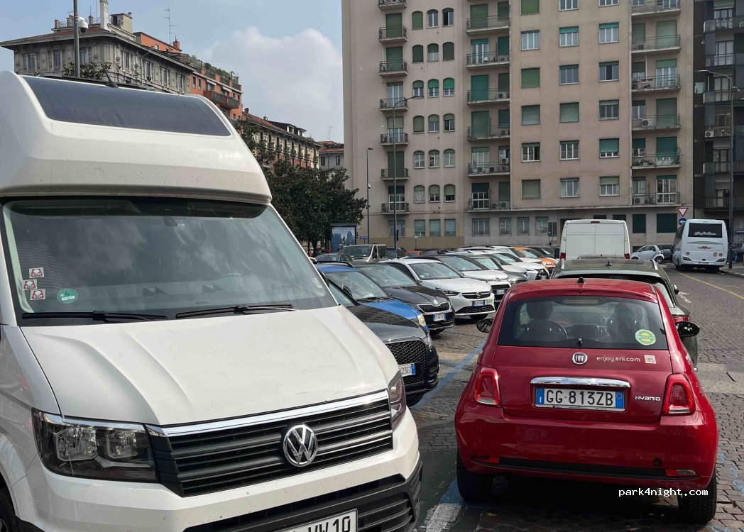 (20124) Milano - 27 Piazza Luigi di Savoia — foto