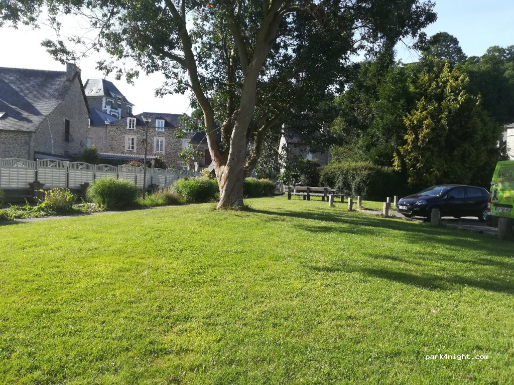 (22270) Jugon-les-Lacs - 1-8 Rue du Bourgneuf — foto 3