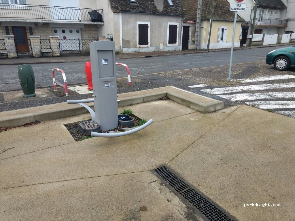 Aire de camping car Cosne-Cours-sur-Loire — foto