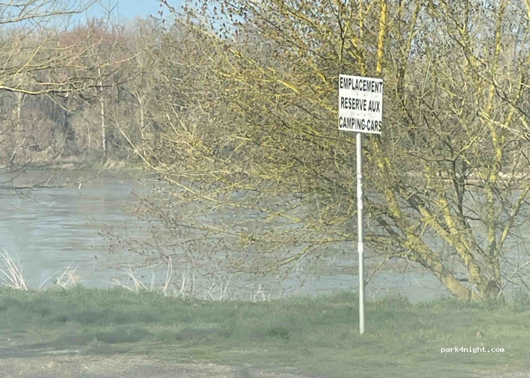 Aire de camping car Cosne-Cours-sur-Loire — foto 2