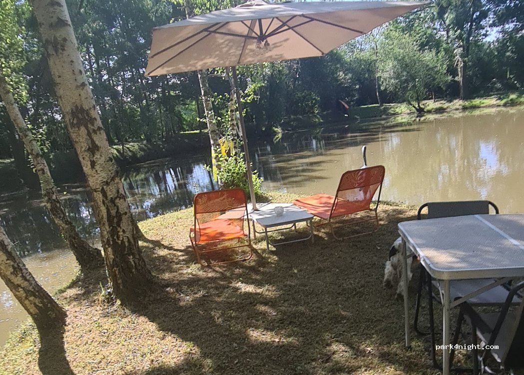 Aire camping-car le Ch'ti Étang de tuillerie dorlot — foto 4
