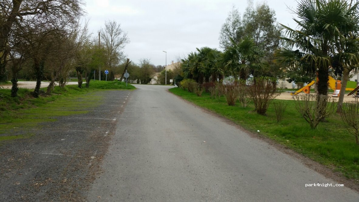 (17300) Vergeroux - 1 Place Verte — foto