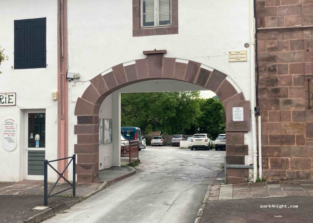(64220) Saint-Jean-Pied-de-Port - 11 Place Charles de Gaulle — foto