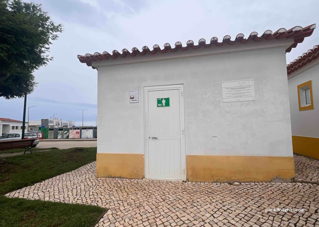 (8670-440) Rogil - 4 Largo Primeiro de Maio — foto
