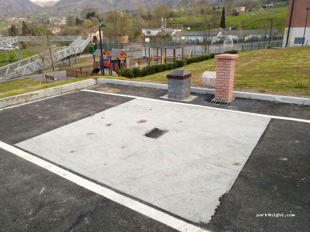 (33530) Infiesto - 3 Plaza la Benéfica — foto