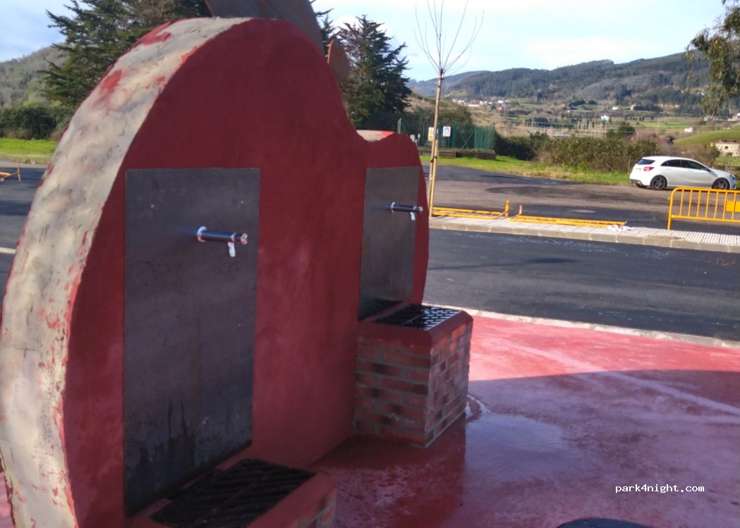 Área de aparcamiento y servicios para Autocaravanas de Villaviciosa — foto