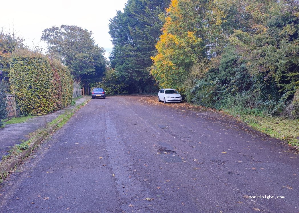 (GU4 7RZ) East Clandon - Saint Thomas's Drive — foto