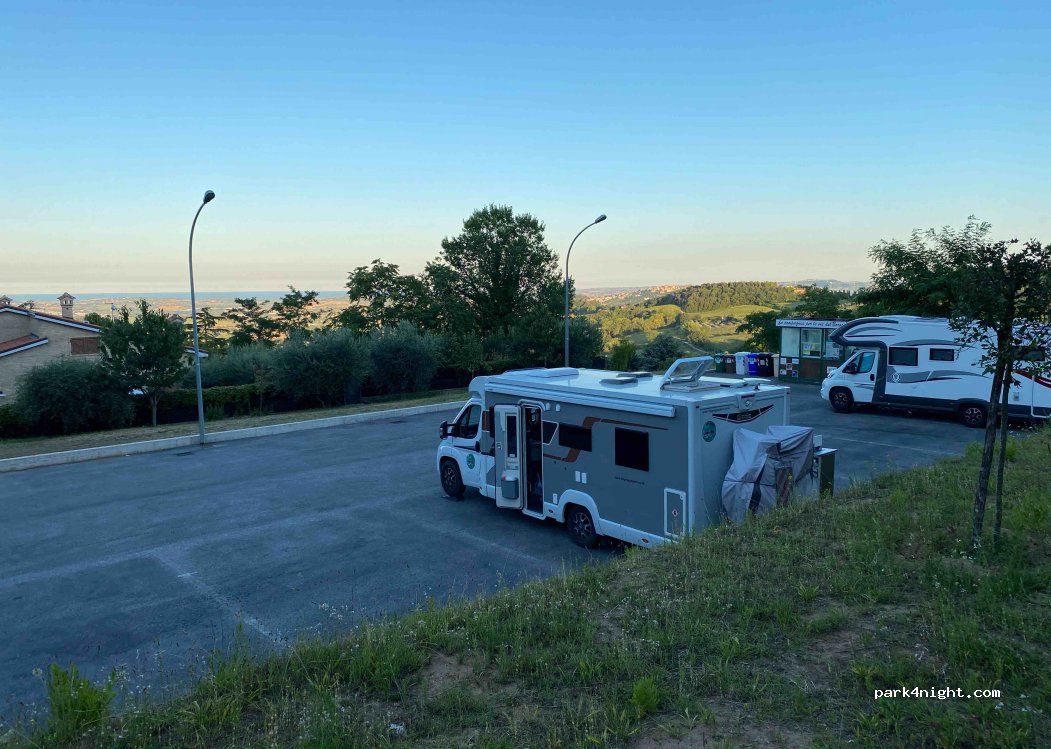 Area Sosta Camper Offagna — foto