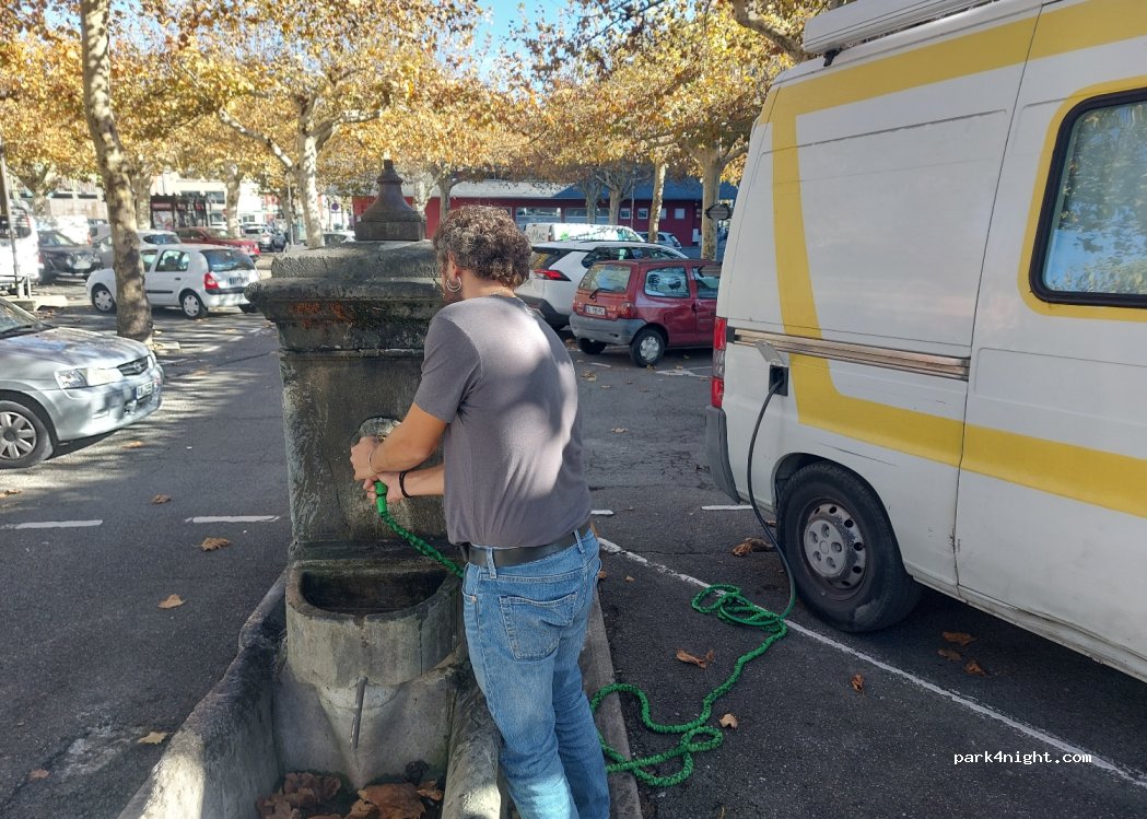 (65100) Lourdes - 40 Place du Champ Commun — foto