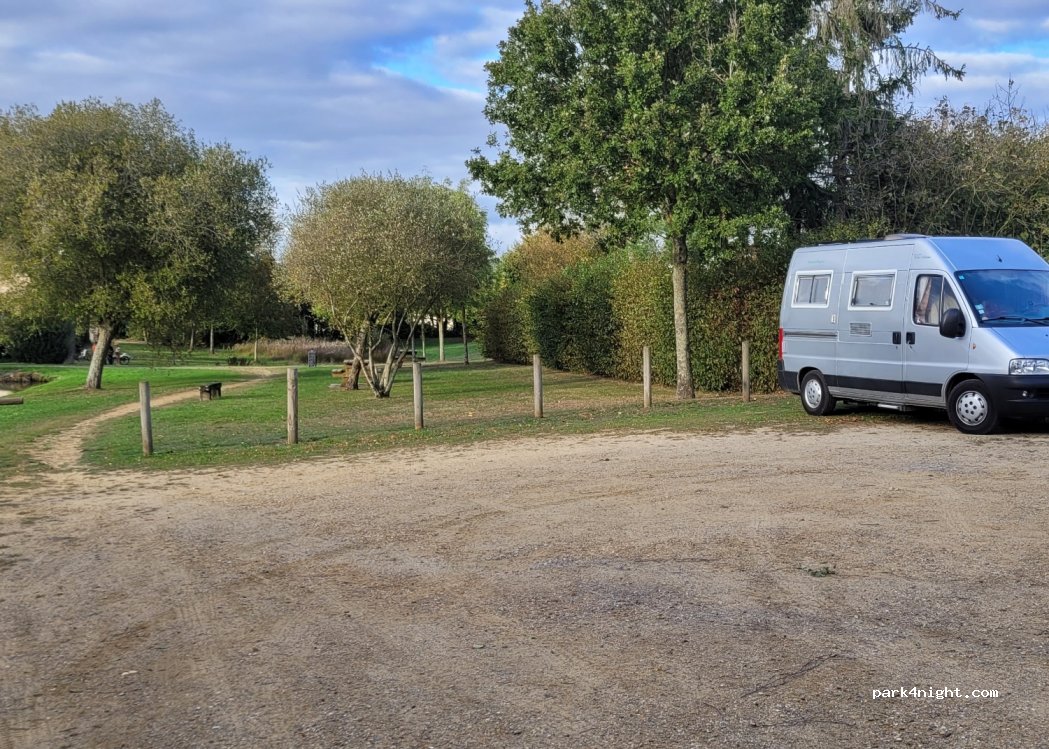 (49420) Saint-Michel-et-Chanveaux - 16 Place du Cheval Blanc — foto 2