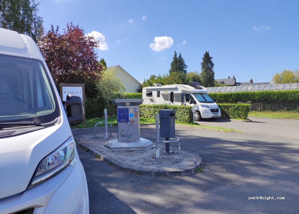 (27230) Thiberville - 1-5 Place des Écoles — foto 2