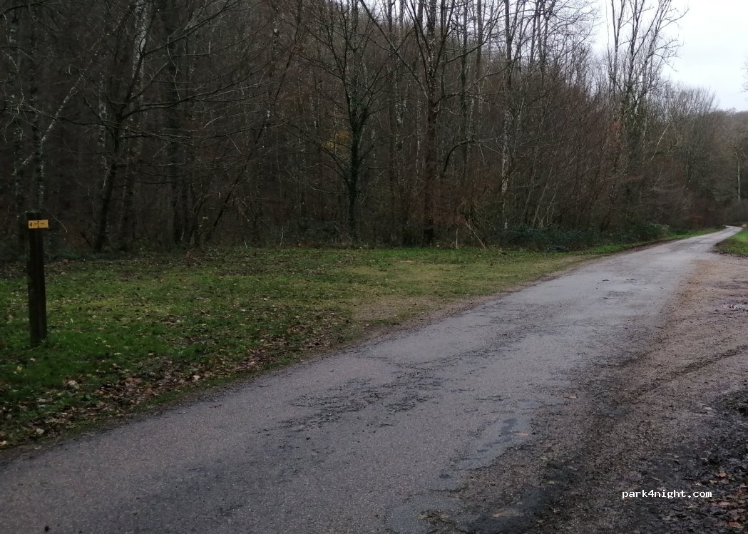 (27380) Charleval - Unnamed Road — foto 2