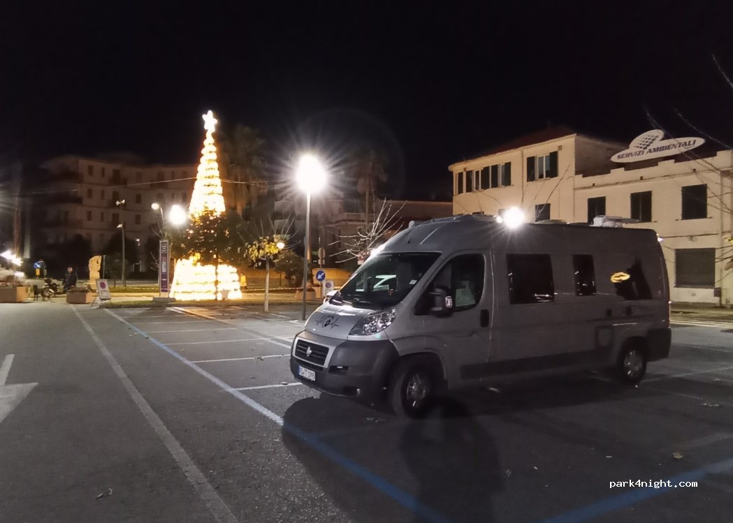 (17052) Borghetto Santo Spirito - 1 Piazza Caduti sul Lavoro — foto