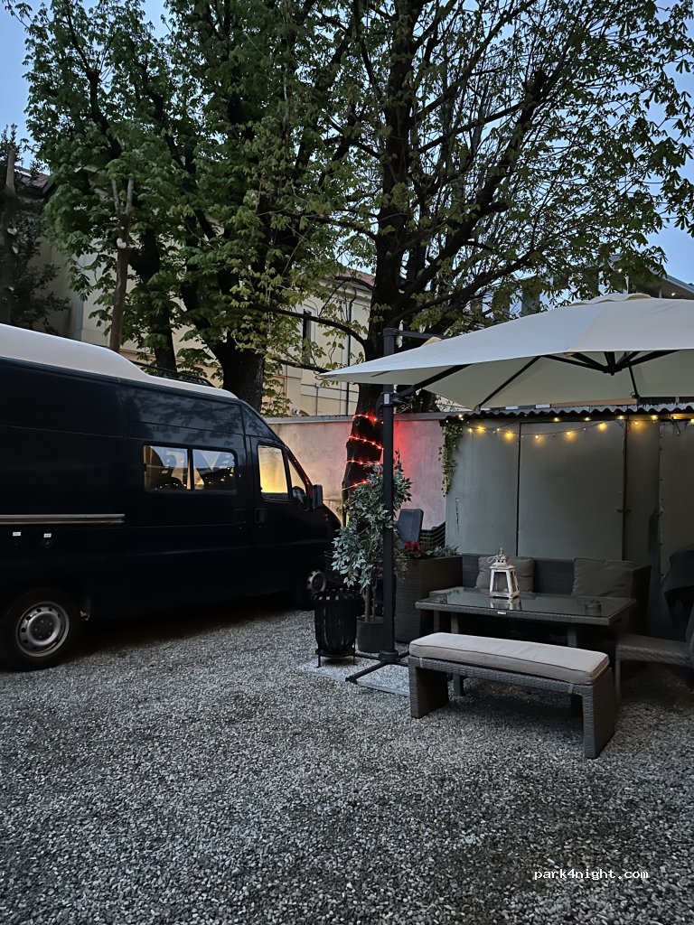 Piccolo giardino privato vicino al centro storico — foto