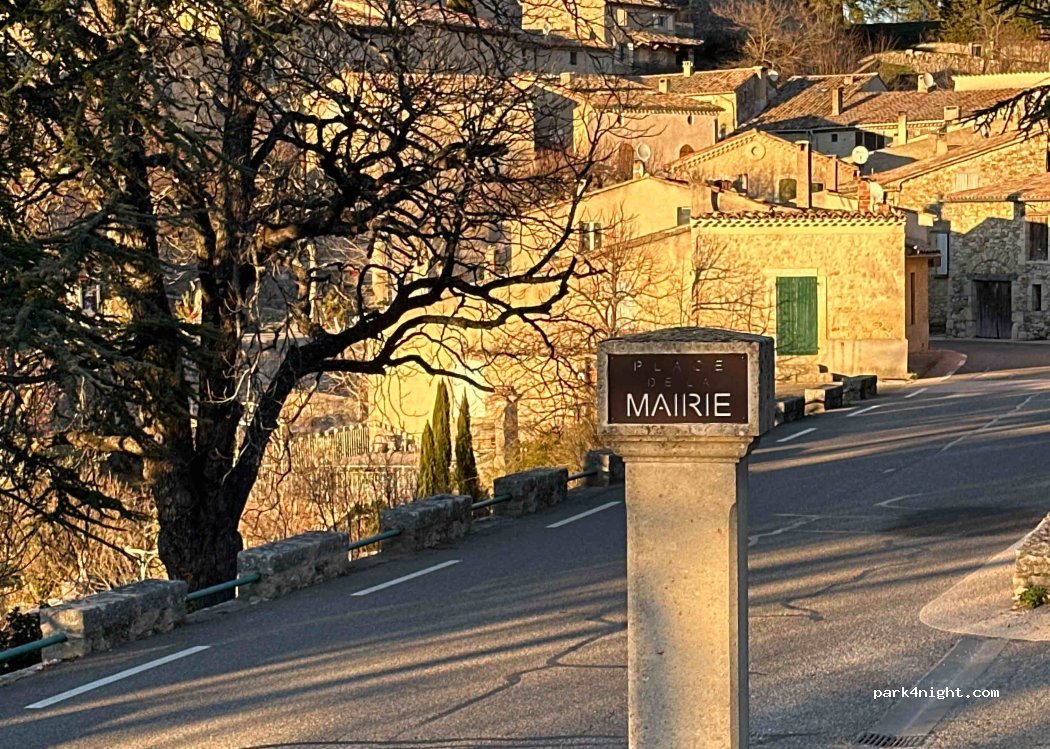 (84390) Aurel - 1 Place de la Mairie — foto