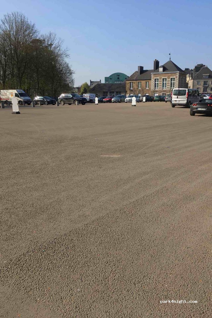 (14500) Vire - place du vieux chateau — foto