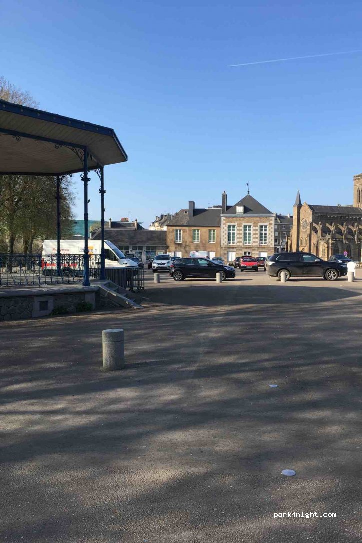 (14500) Vire - place du vieux chateau — foto 3
