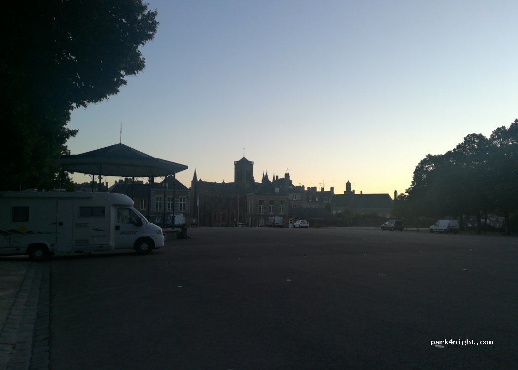 (14500) Vire - place du vieux chateau — foto 4