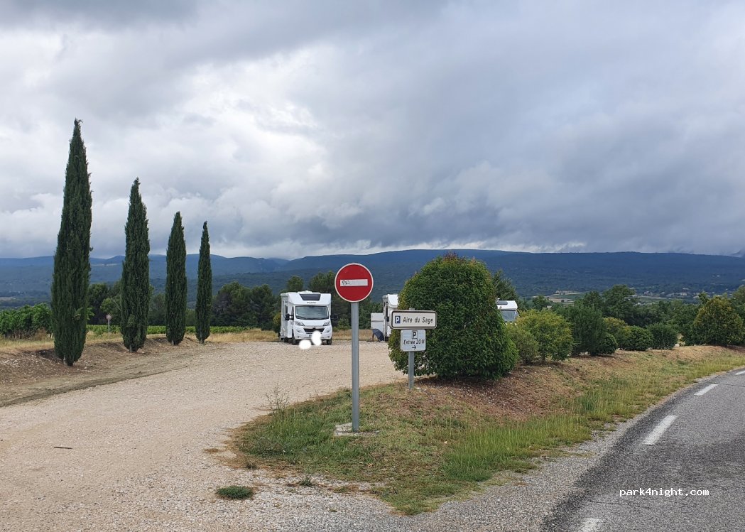 (84220) Roussillon - D227 — foto