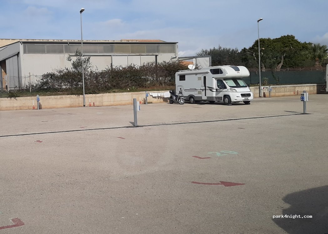 Area attrezzata sosta camper il Carrubo — foto