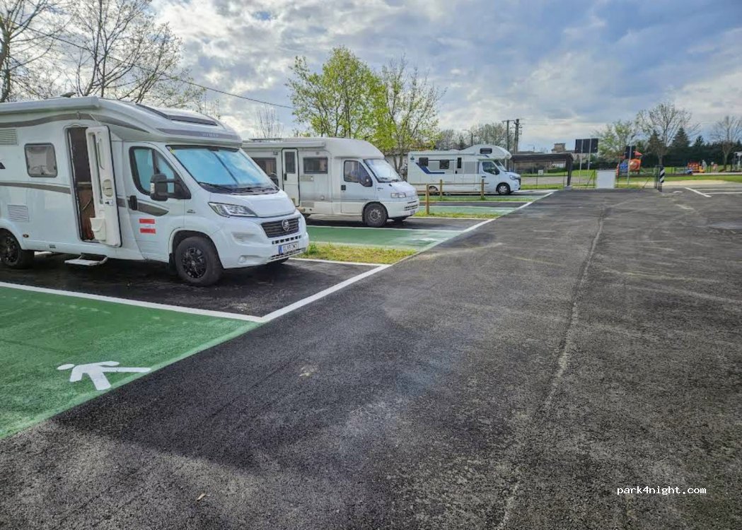Area Sosta Camper Torricella Verzate — foto