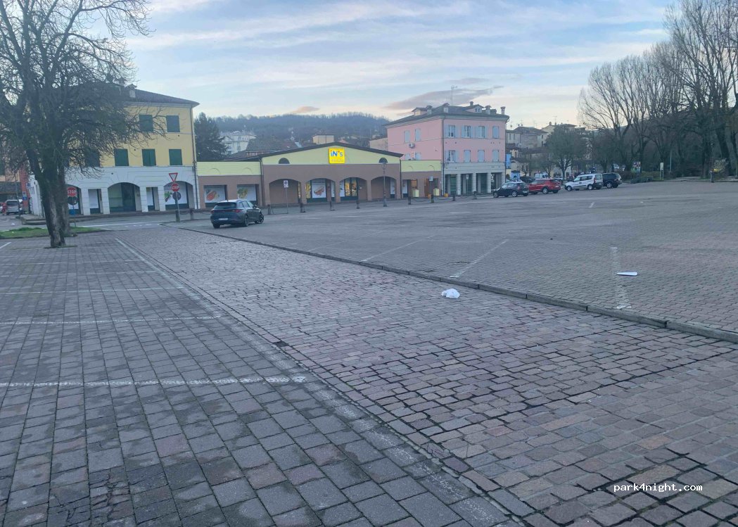 (43045) Fornovo di Taro - 14 Piazza del Mercato — foto 2
