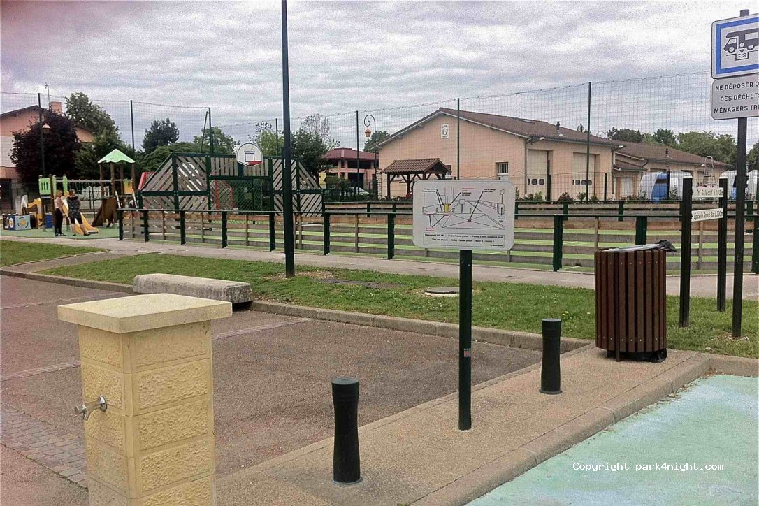 Aire de services camping-car de Balan — foto