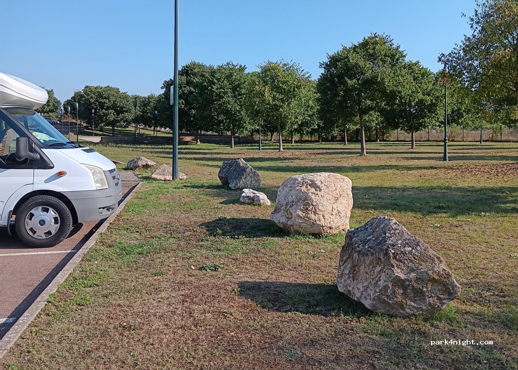 Aire de services camping-car de Balan — foto 2