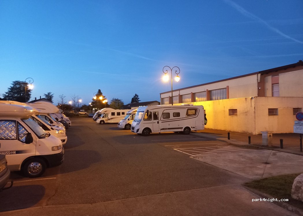 Aire de services camping-car de Balan — foto 4