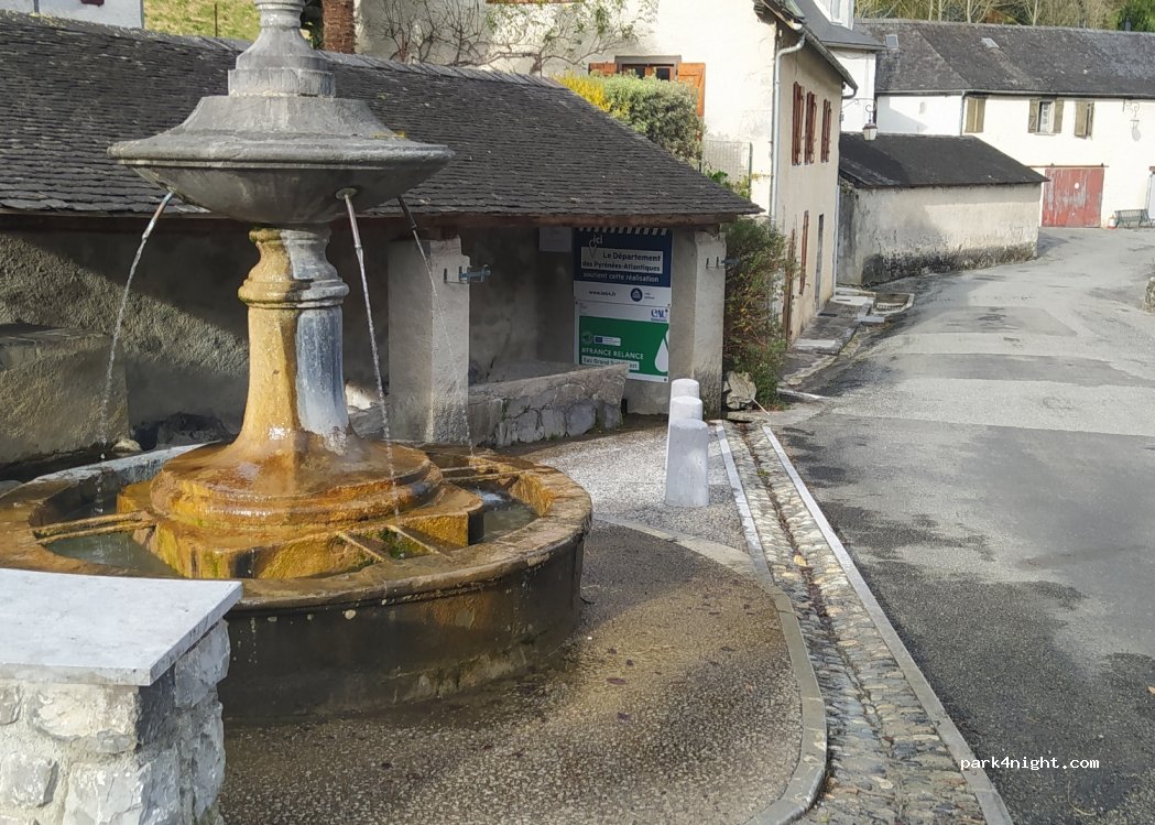 (64490) Sarrance - 2 Place du Fronton — foto