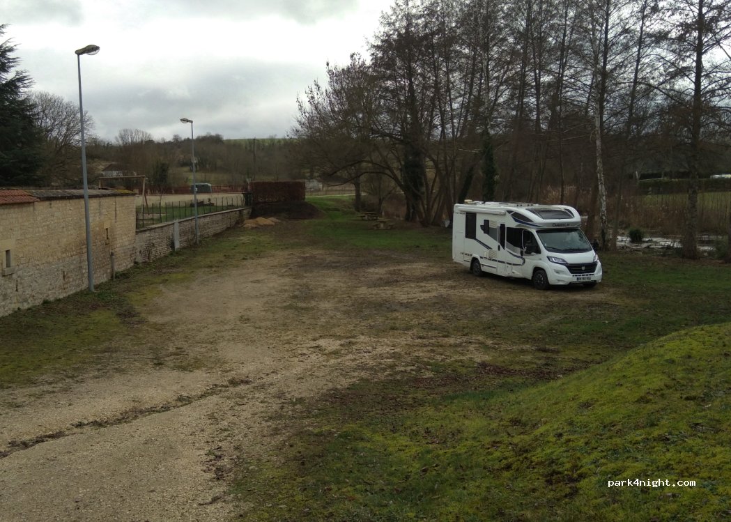 (89700) Saint-Martin-sur-Armançon - Rue de l'Église — foto