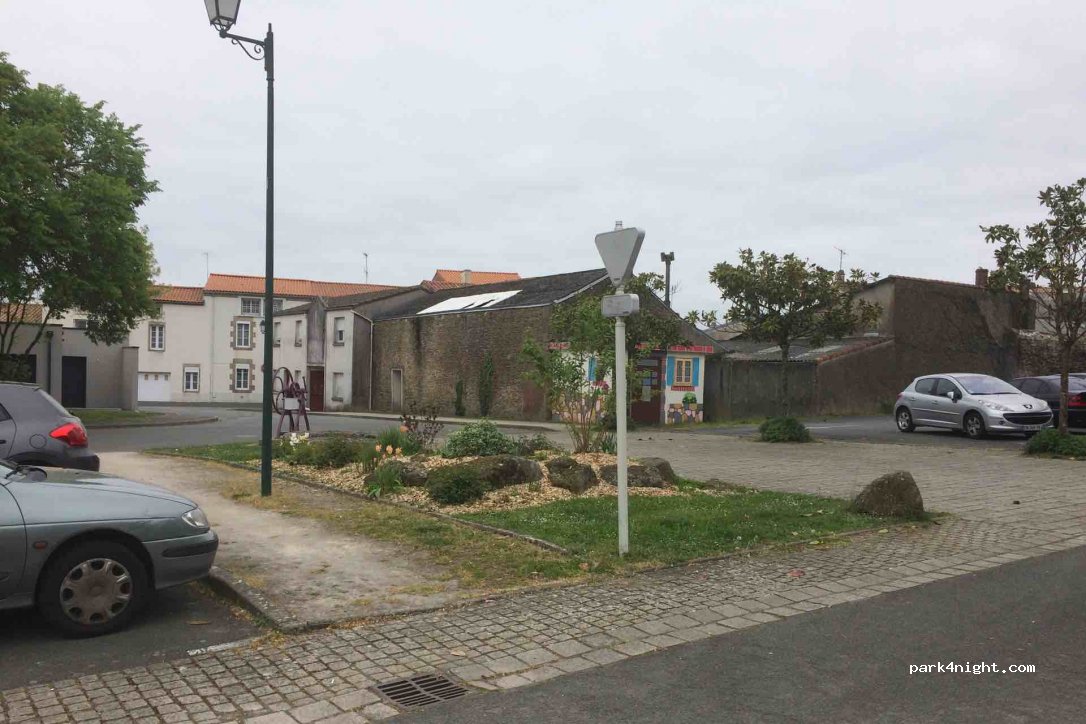 (85130) La Verrie - Allée de Lattre de Tassigny — foto 2