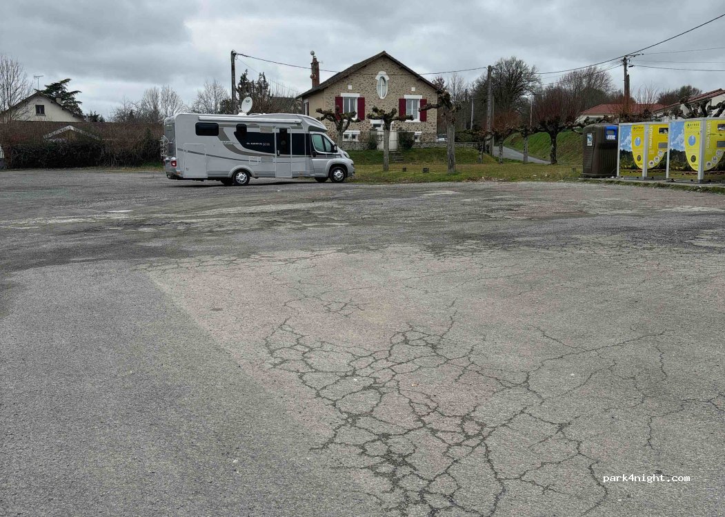 Aire de camping-car Saint-Victurnien — foto 2