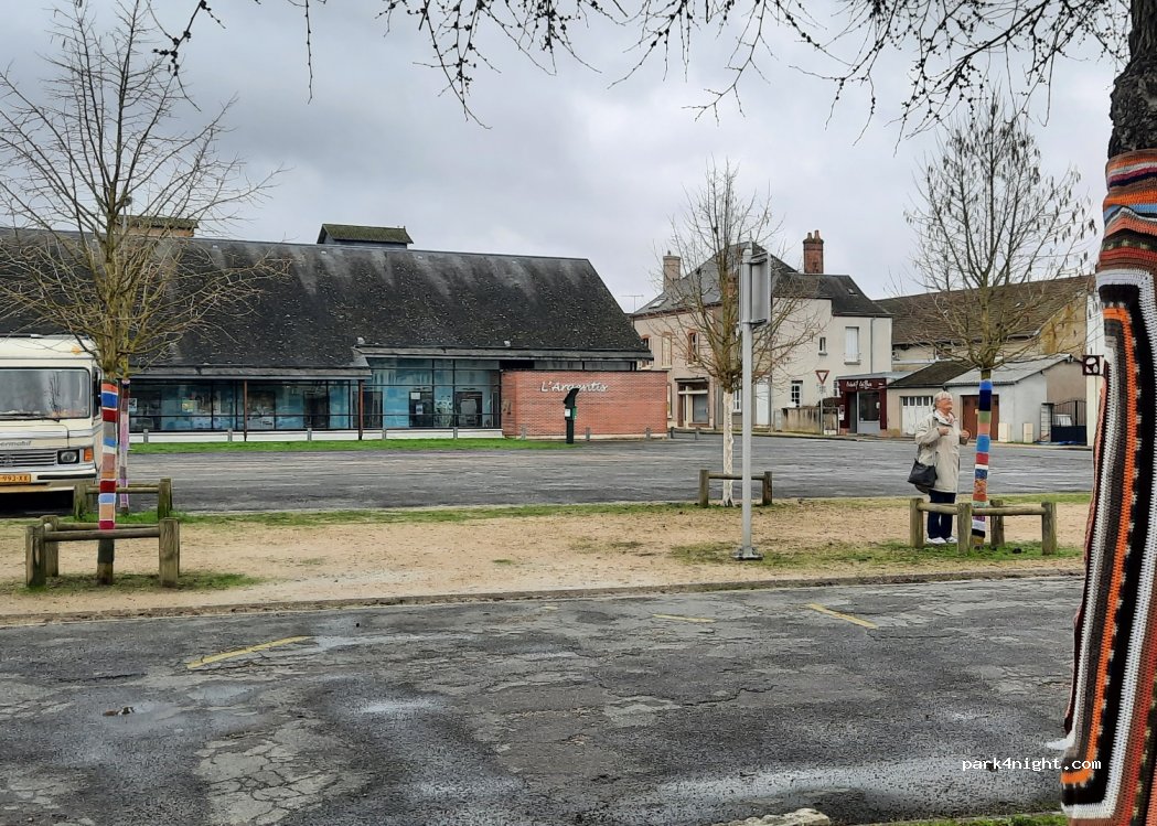 (18410) Argent-sur-Sauldre - 4 Place du Marché — foto 2
