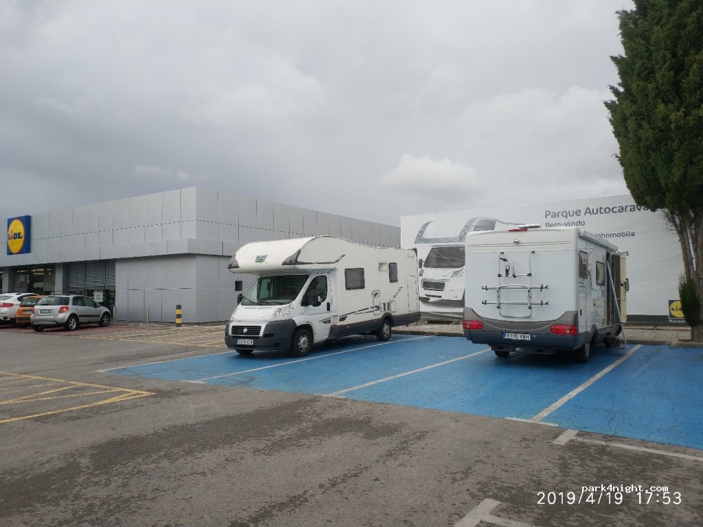 Aparcamiento Clientes Supermercado Lidl — foto