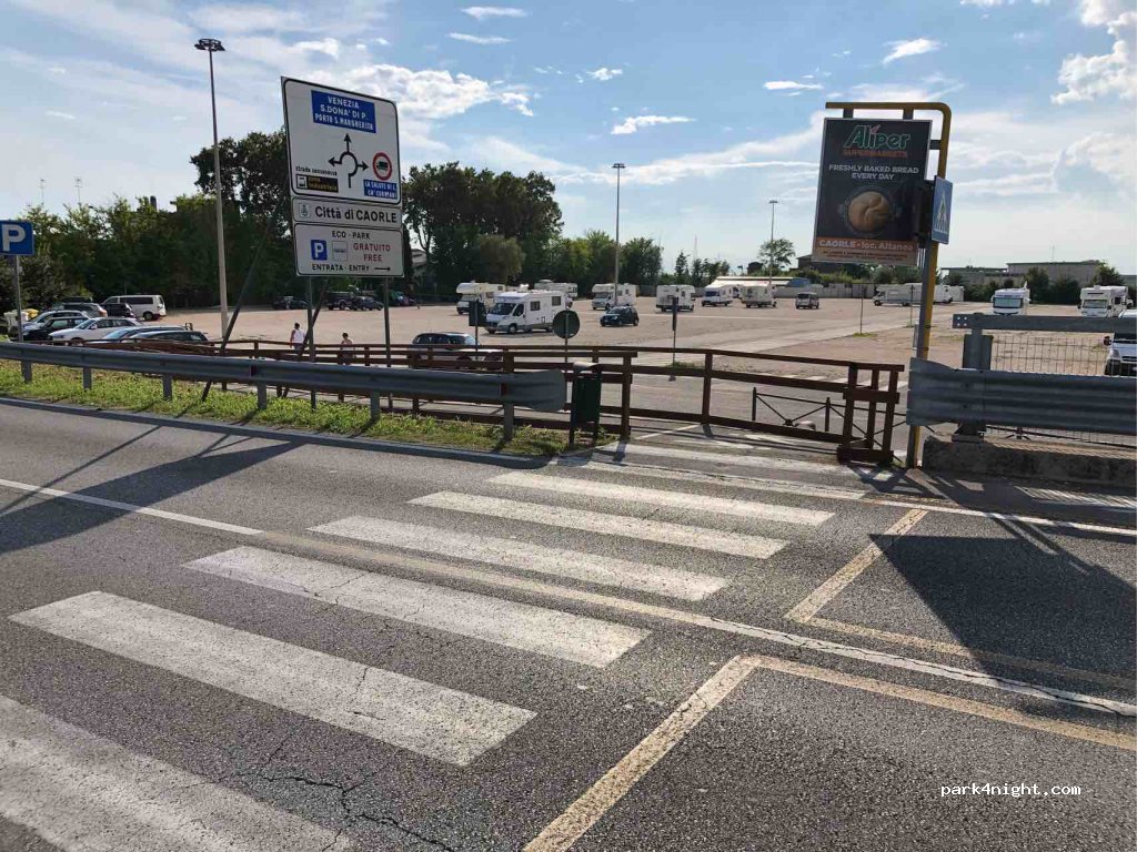(30021) Caorle - Via Franco Gallini — foto 2