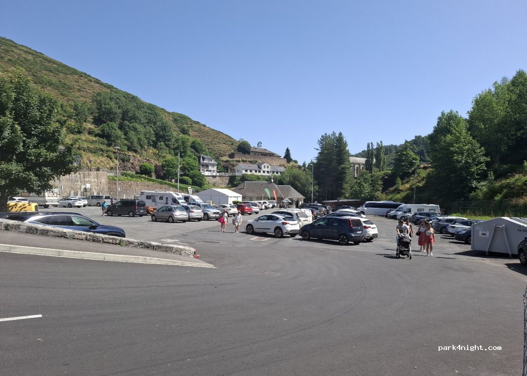 (15110) Chaudes-Aigues - 1 Avenue Pierre Vialard — foto 2