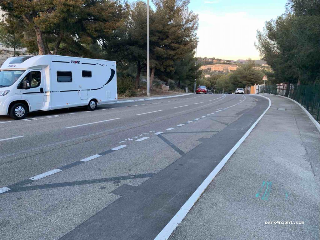 (13260) Cassis - Avenue des Carriers — foto 2