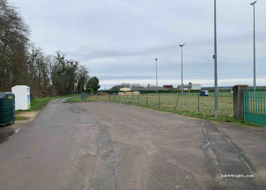 (18500) Allouis - 8 Place de la Mairie — foto