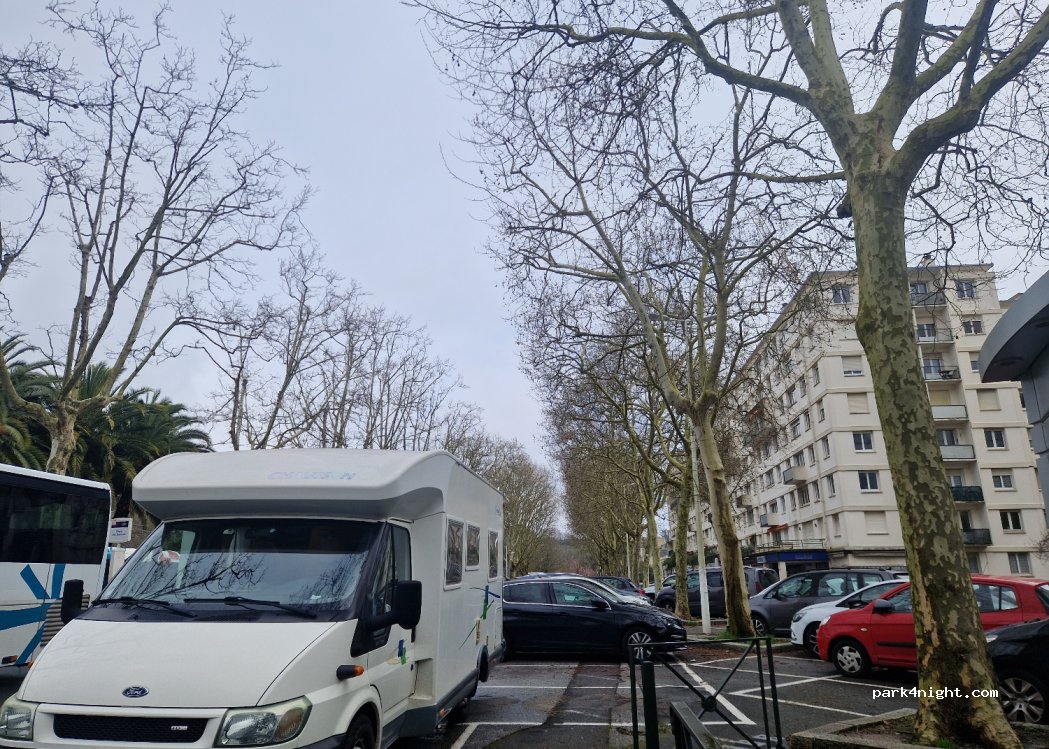 (64100) Bayonne - Pl. des Basques — foto