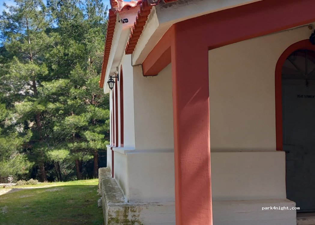 (321 00) Livadia - Unnamed Road — foto