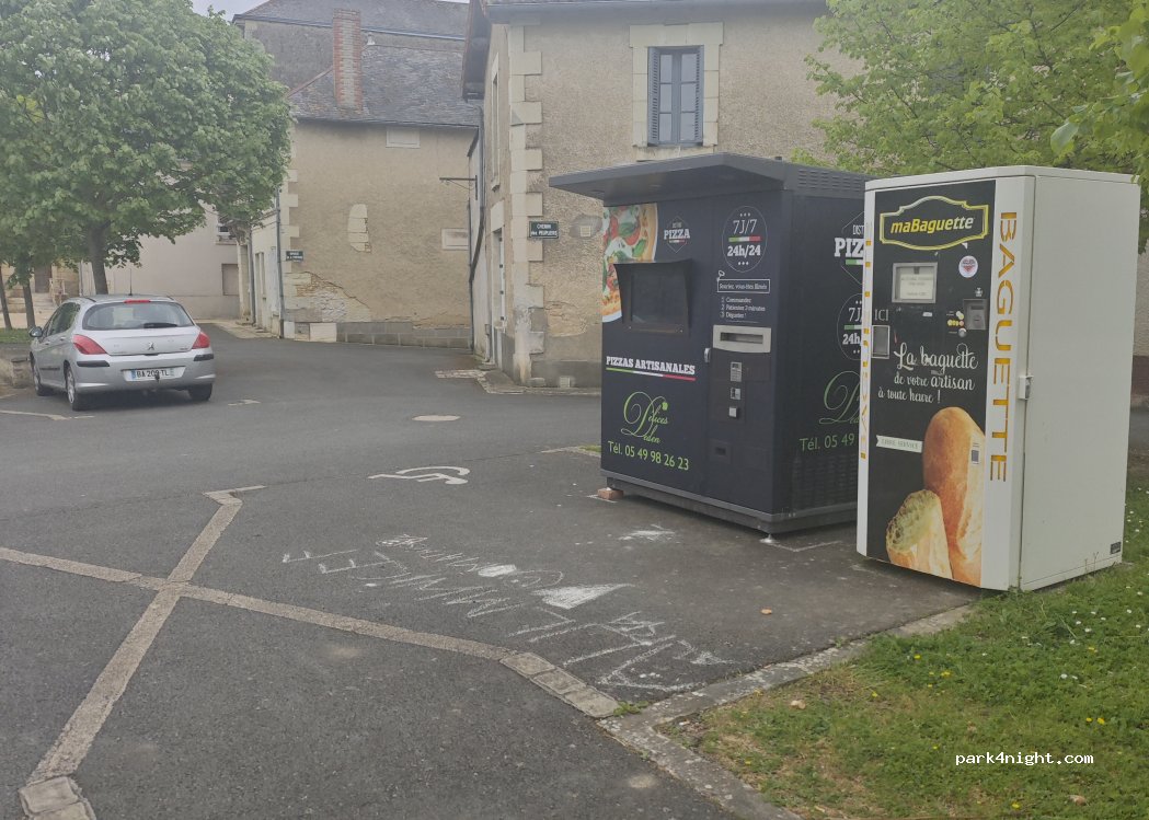 (79100) Pas-de-Jeu - 9 Place de l'Église — foto 2