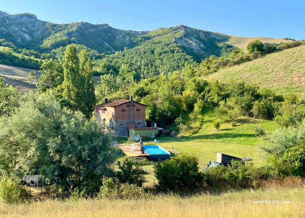 WildSellustra countryside garden camping. — foto
