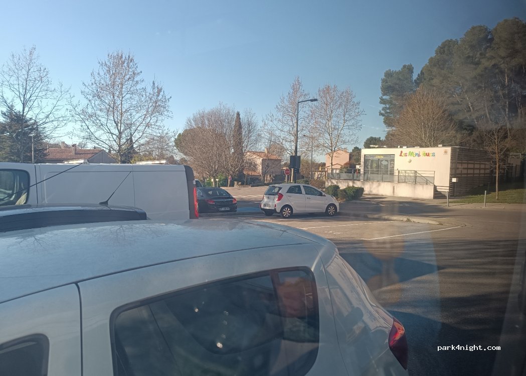 (13770) Venelles - 82 Route de Coutheron — foto