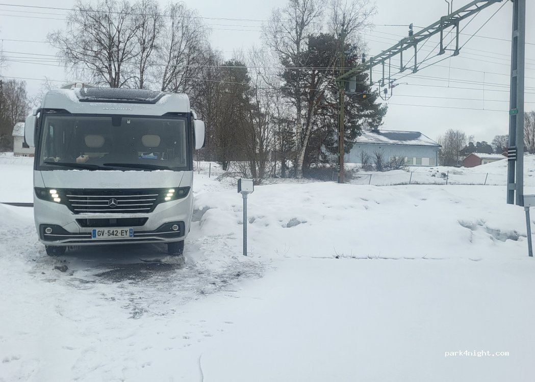 (835 96) Trångsviken - 8 Tvärvägen — foto