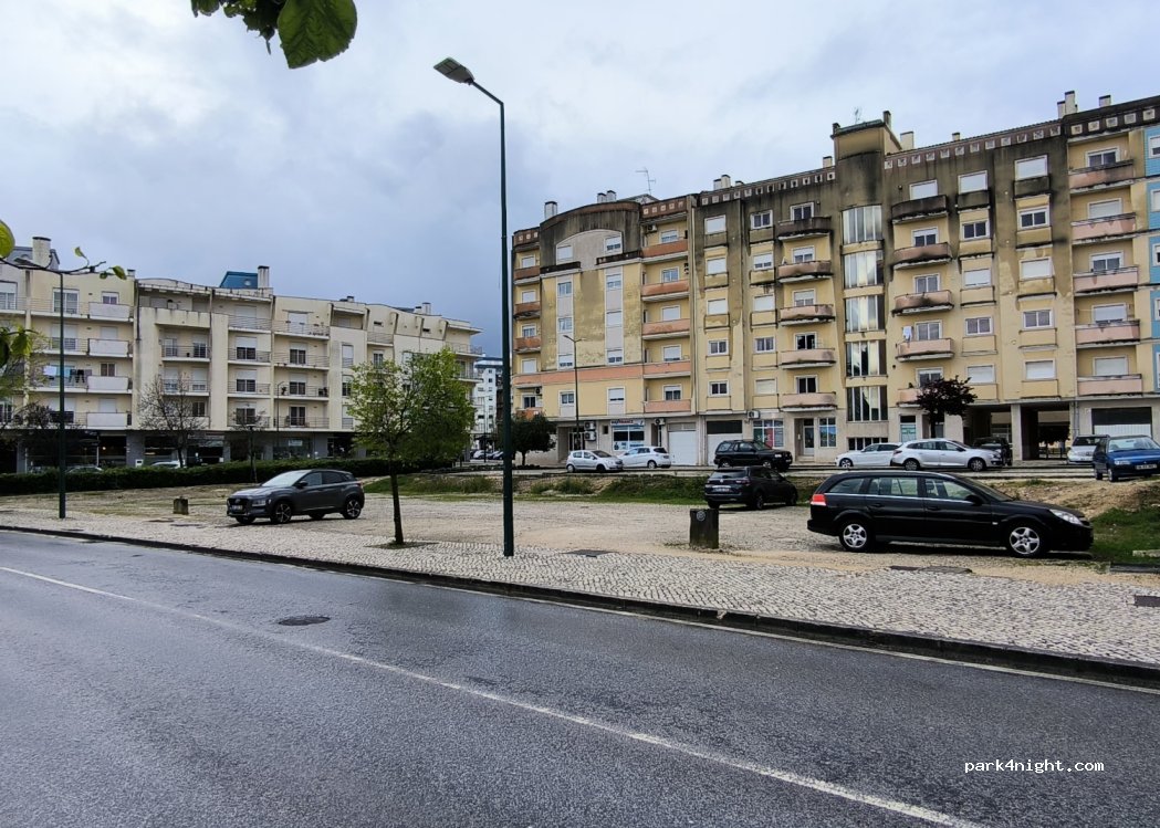 (2040) Rio Maior - 25 Rua Poeta Ruy Belo — foto