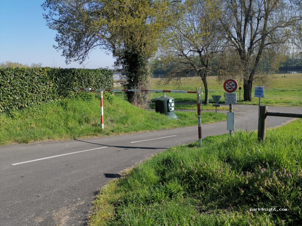 Aire camping-cars de Cunault — foto 4